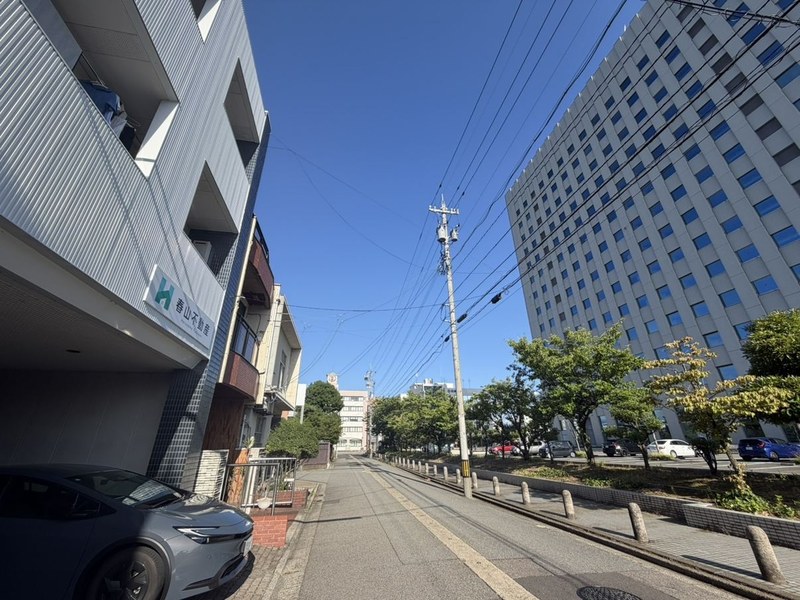 春山不動産 店舗前の通りからフェニックス通り方面に合同庁舎を望む