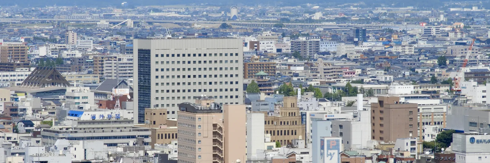 福井市中心部のビル群と山並み