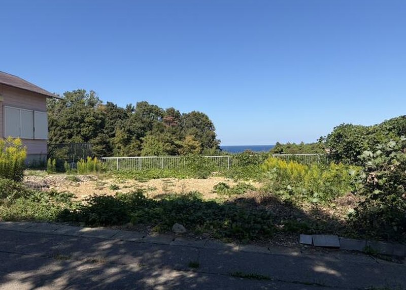 福井市免鳥町の別荘用地。奥に海が見える更地