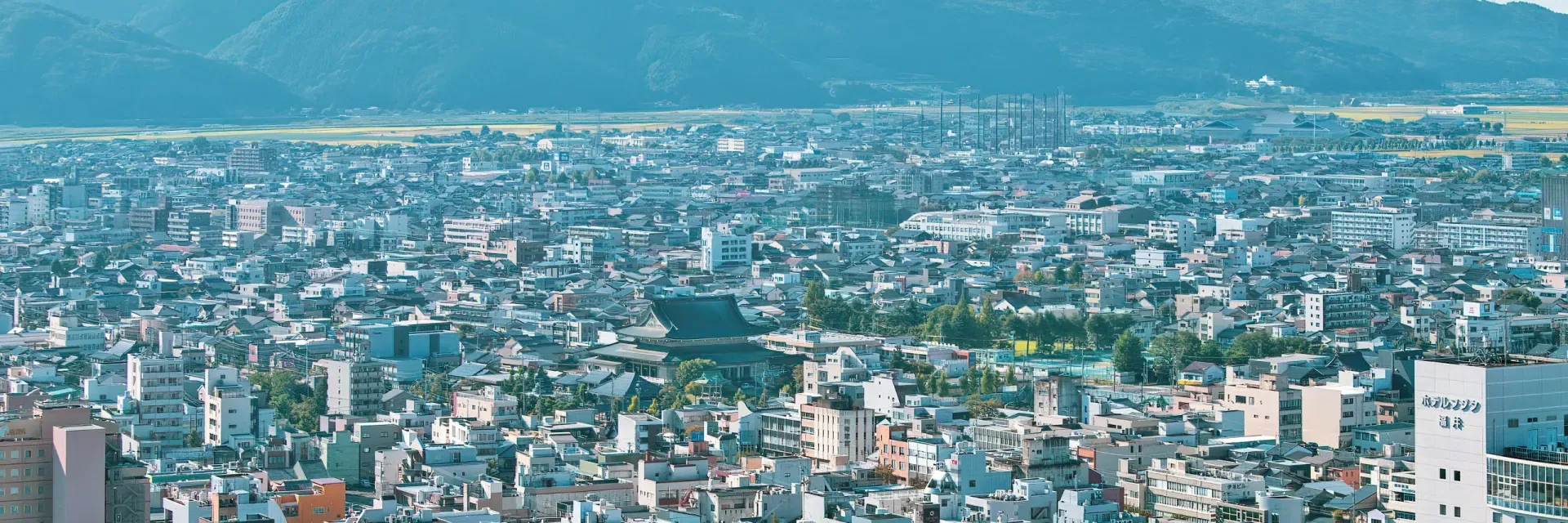 福井市中心部の街並みを望む