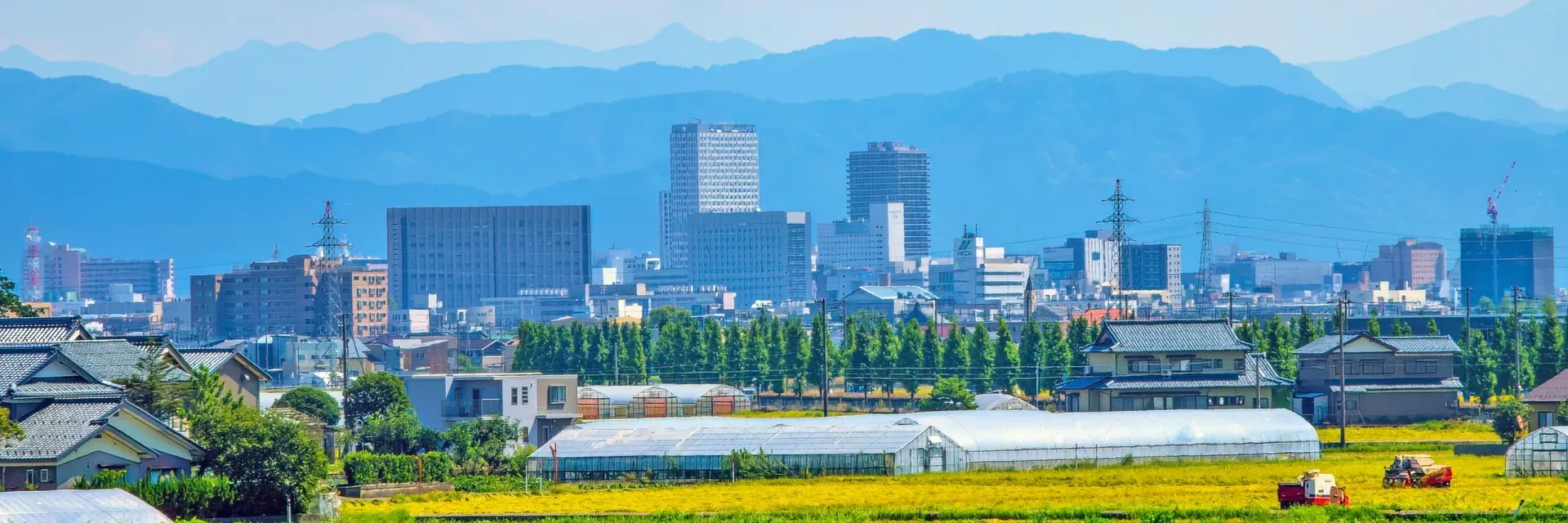 福井市の街並みと田園風景